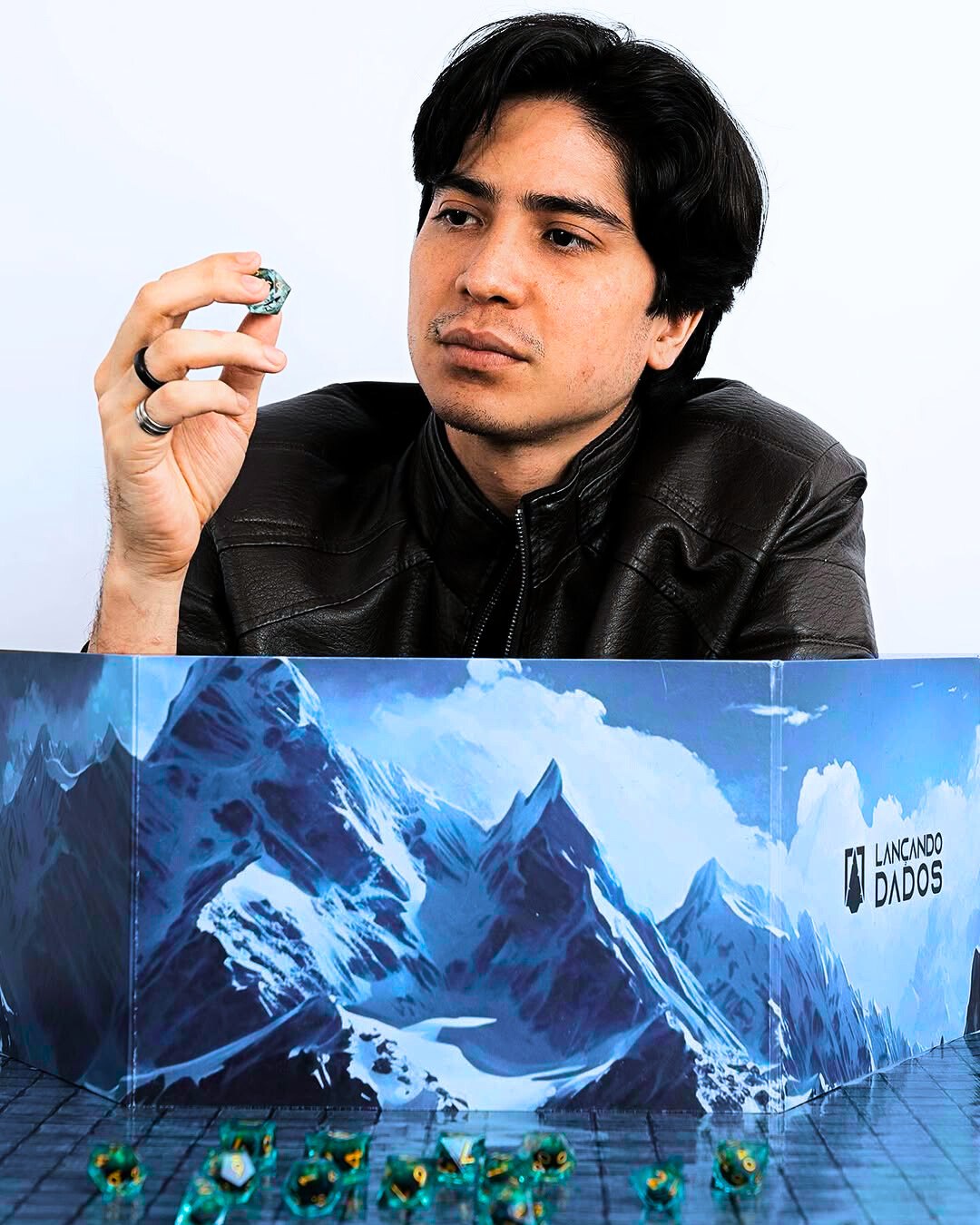 Felipe Rodrigues segurando um dado de RPG